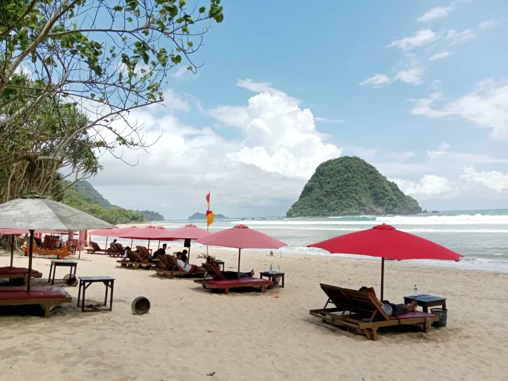 pantai pulau merah banywaungi