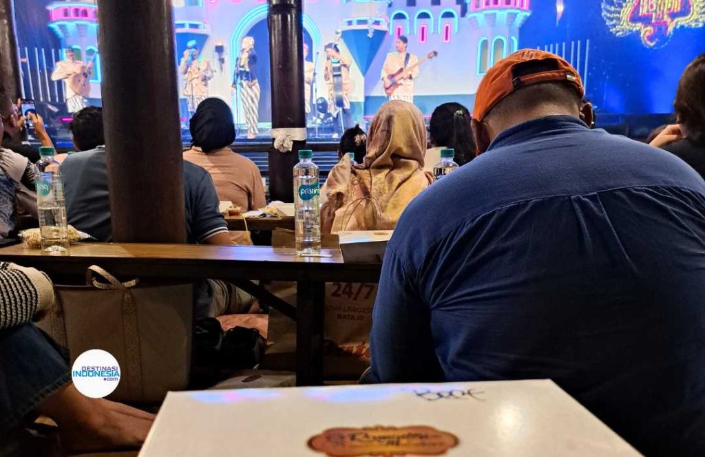 raminten cabaret show malioboro yogyakarta-1